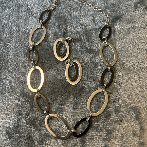 Jewelry set. Silver and black necklace with matching earrings. - Picture 1 of 1